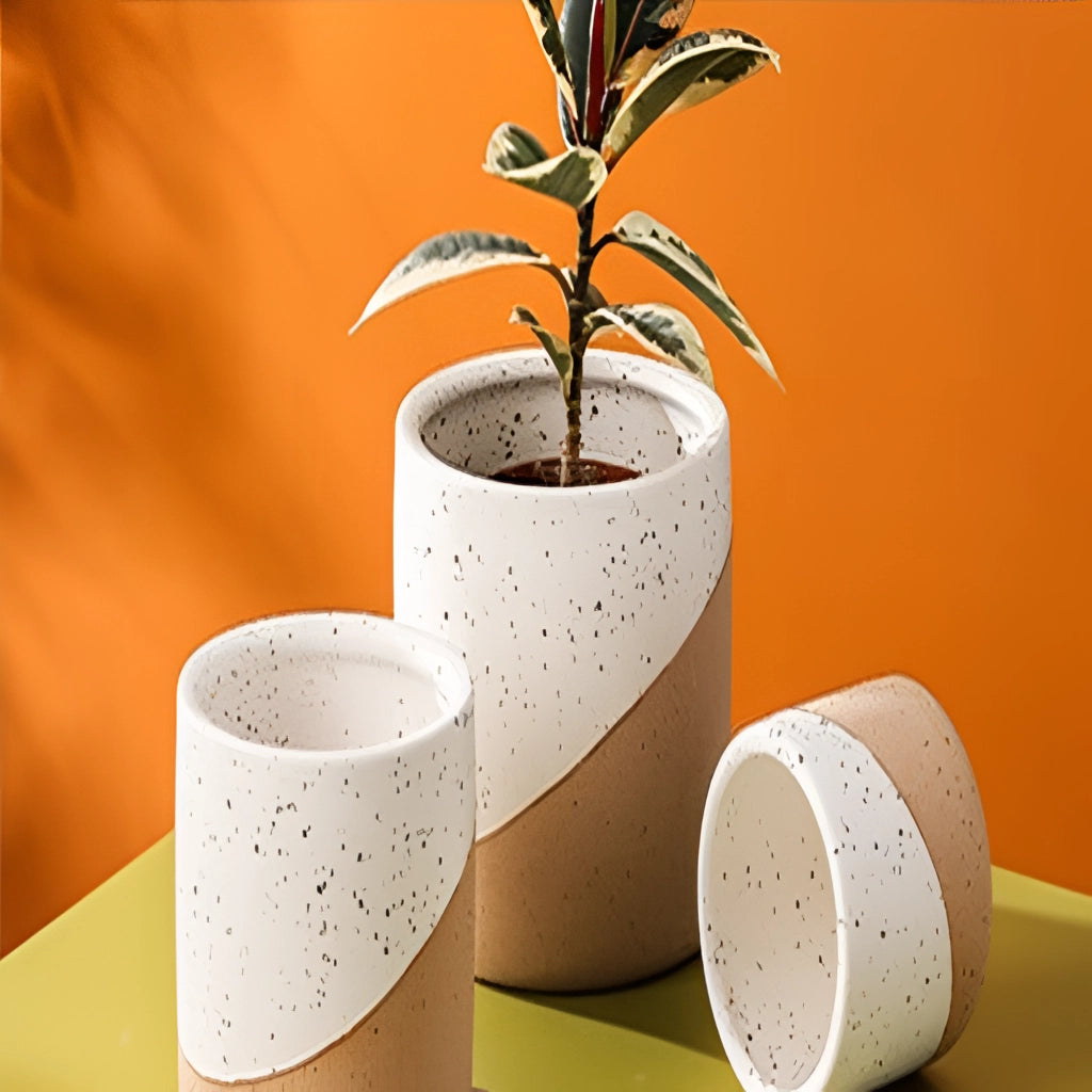 Ceramic flowerpot in linen color, available in small, medium, and large sizes, displayed with a houseplant inside.