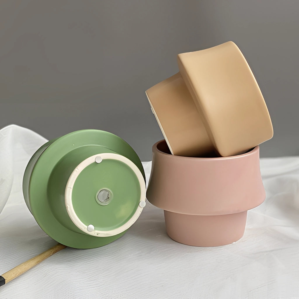 A glazed ceramic planter in rosa with a Scandinavian style, featuring a cylindrical shape and smooth finish.