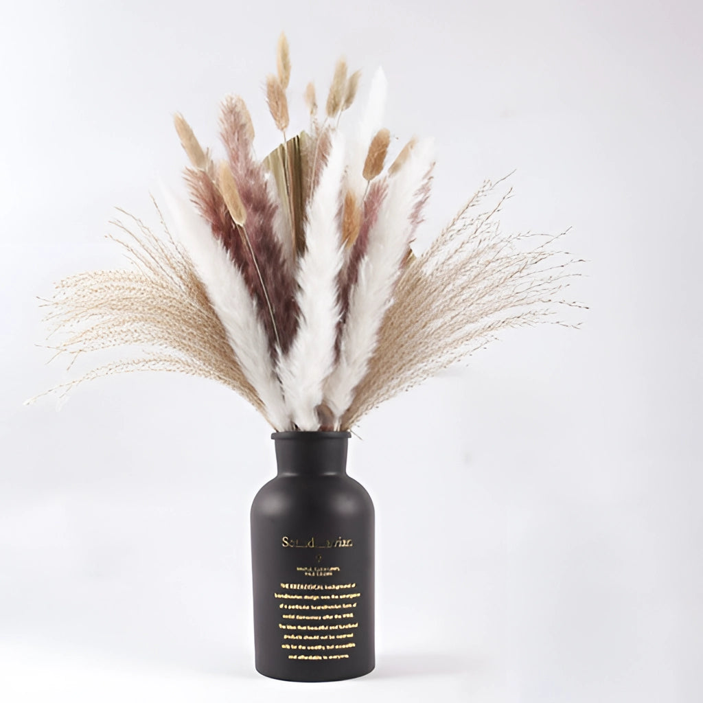 A 30-piece set of dried pampas grass flowers arranged for interior decoration, showing natural materials with feathery textures, suitable for events and home decor.