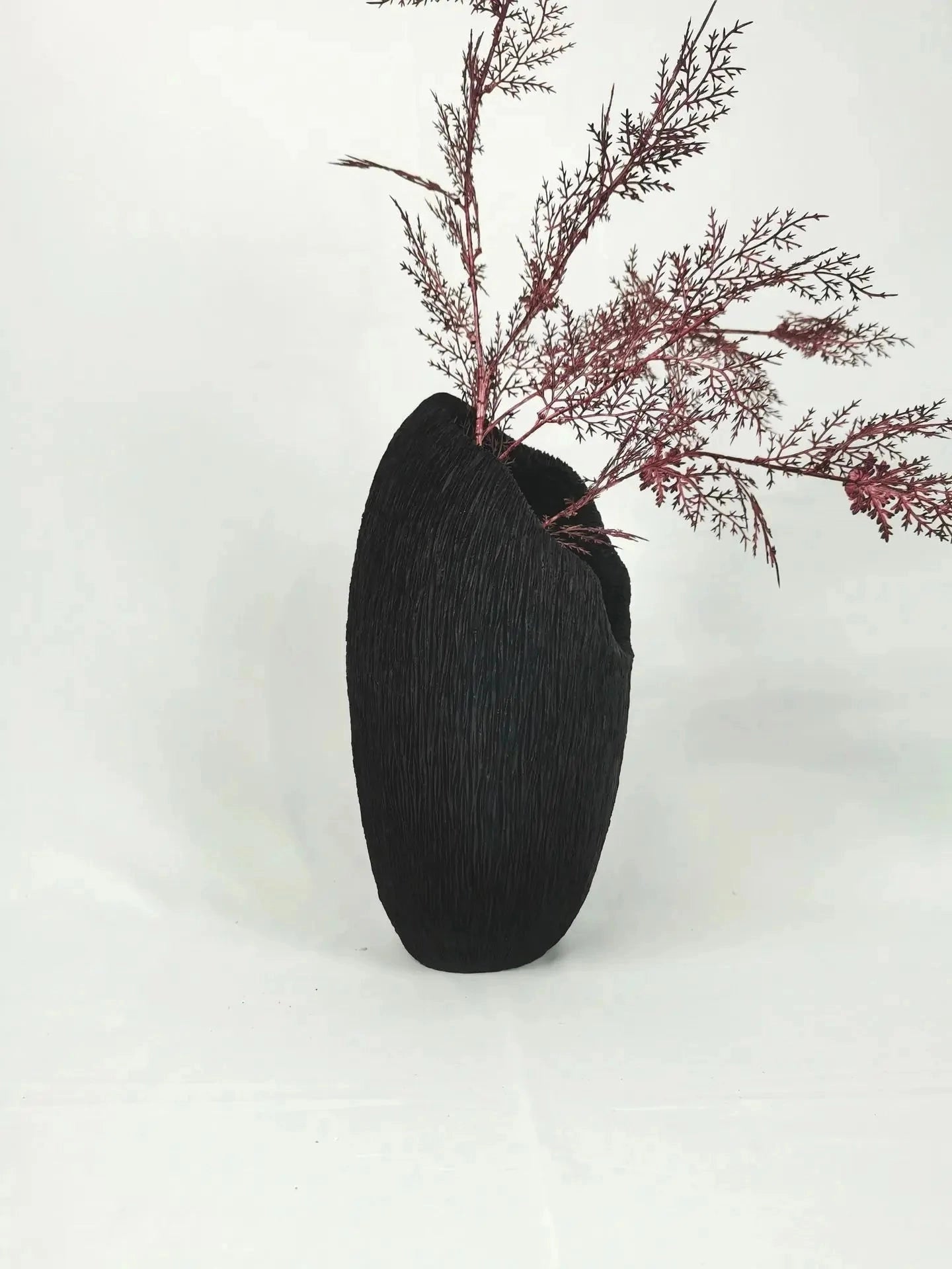 Nature-inspired decorative bowl made of resin, resembling a tree branch with intricate details, surrounded by plant decorations, often used as a flowerpot or vase, suitable for holiday and Christmas ornaments.
